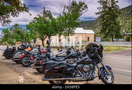 Lincoln, New Mexico Harley-Davidson motociclette parcheggiate in Calle la Placita, strada principale. Foto Stock