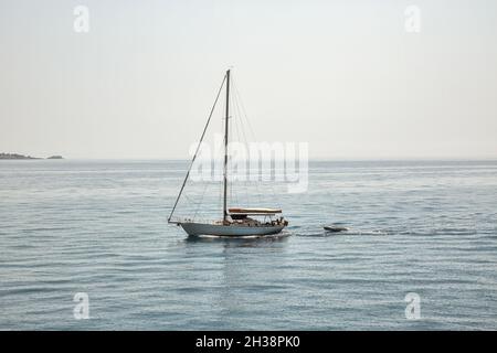 Barca a vela a motore nel Mar Ionio vicino a Corfù, Grecia Foto Stock