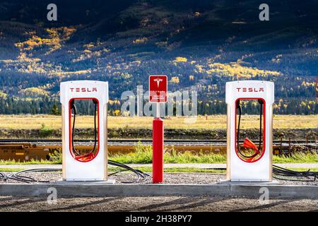 Jasper Alberta Canada, ottobre 05 2021: Stazione di ricarica per auto elettriche installata presso un parco nazionale nelle Montagne Rocciose canadesi. Foto Stock