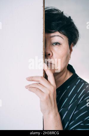 Ritratto di una donna anziana elegante e attraente in uno studio Foto Stock