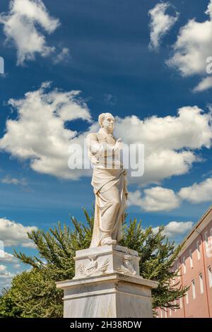 Statua iconica e monumento di Ioannis Kapodistrias, statista greco e primo capo di stato della Grecia indipendente, nella città vecchia dell'isola di Corfù, Ionio Foto Stock