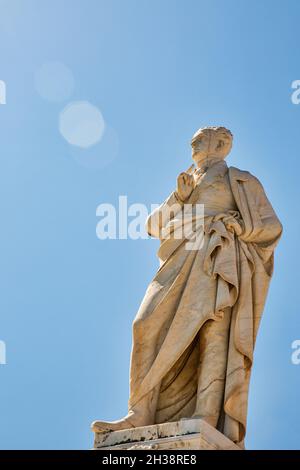 Statua iconica e monumento di Ioannis Kapodistrias, statista greco e primo capo di stato della Grecia indipendente, nella città vecchia dell'isola di Corfù, Ionio Foto Stock