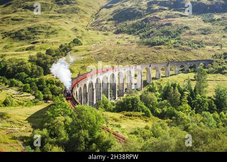 Treno a vapore Jacobite su Glenfinnan Viaduct in avvicinamento, Highlands, Scozia, Regno Unito Foto Stock