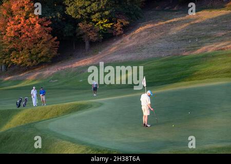 Golfisti che mettono su un Green, Sleepy Hallow Country Club, Westchester County, NY, USA, 2021 Foto Stock