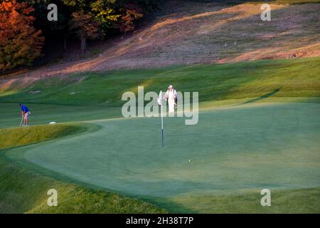 Golfisti che mettono su un Green, Sleepy Hallow Country Club, Westchester County, NY, USA, 2021 Foto Stock