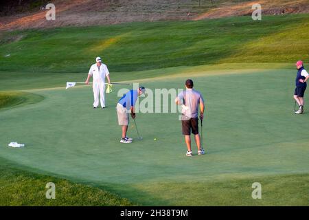Golfisti che mettono su un Green, Sleepy Hallow Country Club, Westchester County, NY, USA, 2021 Foto Stock