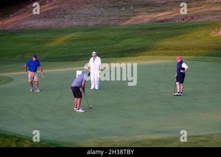 Golfisti che mettono su un Green, Sleepy Hallow Country Club, Westchester County, NY, USA, 2021 Foto Stock