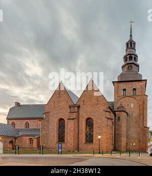 La chiesa gotica di San Pietro in mattoni rossi contro un cielo grigio, Ystad, Svezia, 14 settembre 2021 Foto Stock