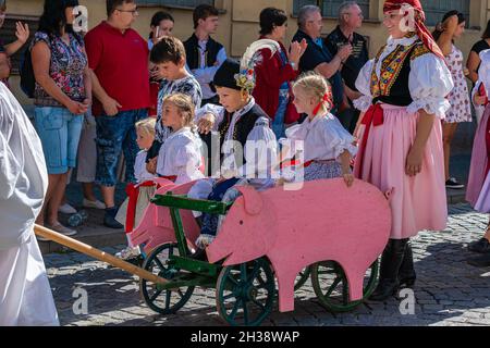 UHERSKE HRADISTE, REPUBBLICA CECA - Sep 27, 2021: Il popolo al festival del vino a Uherske Hradiste, Moravia meridionale. Foto Stock