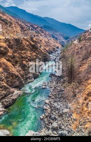 Fiume Paro Chu vicino alla città di Paro, Bhutan Foto Stock