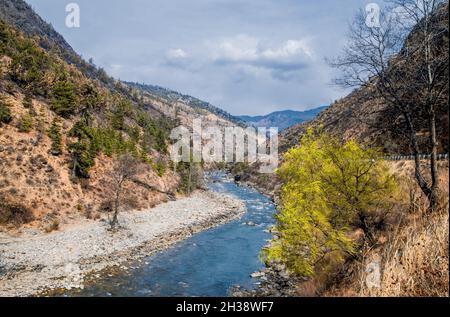 Fiume Paro Chu vicino alla città di Paro, Bhutan Foto Stock