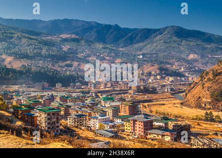 Vista della città di Thimphu, la capitale del Bhutan, nelle montagne di Himalaya Foto Stock