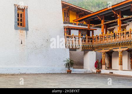 Punakha, Bhutan - 29 febbraio 2016: Due monaci buddisti a Punakha Dzong, Bhutan Foto Stock