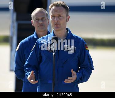 L'astronauta dell'ESA Matthias Maurer si rivolge ai media in seguito all'arrivo al Kennedy Space Center, Florida, martedì 26 ottobre 2021. Maurer è uno specialista di missione nella missione Crew-3 alla Stazione spaziale Internazionale in programma per ottobre 31. Foto di Joe Marino/UPI Credit: UPI/Alamy Live News Foto Stock