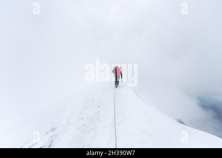 Gruppo di alpinisti del ghiacciaio su una corda Foto Stock