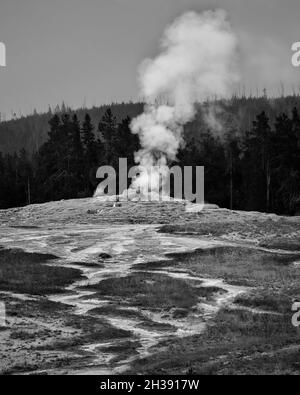 Getto di fumo in scala di grigi dal geyser Old Faithful al parco nazionale di Yellowstone nel Wyoming Foto Stock