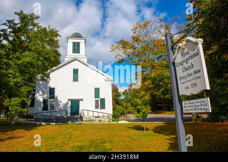 Prima chiesa congregazionale di Kittery Point al 23 Pepperrell Road in autunno nella città di Kittery, Maine ME, Stati Uniti. Foto Stock