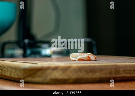 Gamberetti crudi su un tagliere di legno. Foto Stock