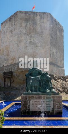 Statua di bronzo di Sancho IV El Bravo, di fronte al Castillo de Guzman el Bueno. Foto Stock