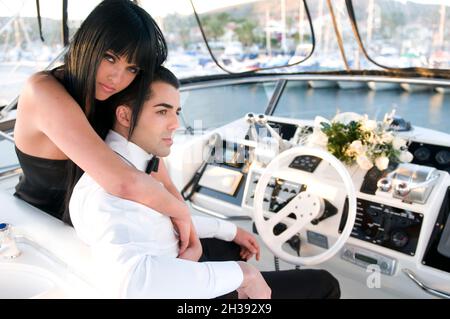 coppia in amore che comanda uno yacht di lusso Foto Stock