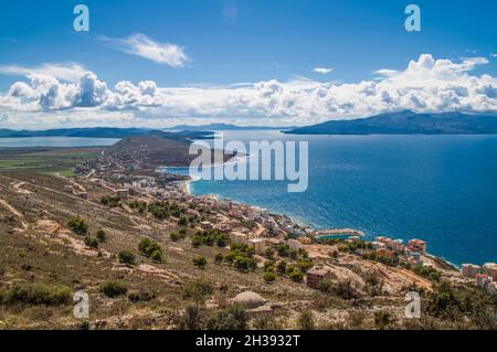 Vista dal Castello Lekuresi (Saranda, Albania) a Corfù, Grecia sullo sfondo Foto Stock