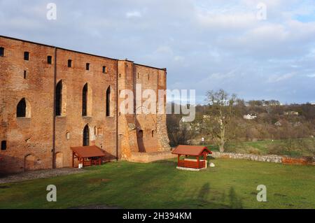 SWIECIE, POLONIA - 26 dicembre 2012: Vista del vecchio castello teutonico sotto il cielo nuvoloso, Swiecie, Polonia Foto Stock