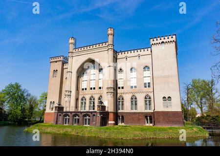 KORNIK, POLONIA - 21 apr 2018: Una facciata vista dello storico castello di Kornik circondato dall'acqua al parco Arboretum Foto Stock