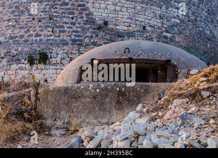 Primo piano di uno degli innumerevoli bunker militari in cemento o puntini nel sud dell'Albania, costruito durante il governo comunista di Enver Hoxha Foto Stock