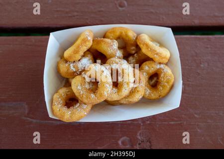 Mini ciambelle fritte in un cestino, a fuoco selettivo Foto Stock