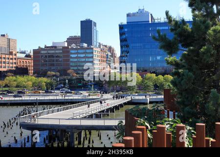 Il Ponte Nord di Little Island al Molo 55 che raccoglie Hudson River Park Esplanade con il quartiere Chelsea sullo sfondo.Manhattan.New York Cit Foto Stock