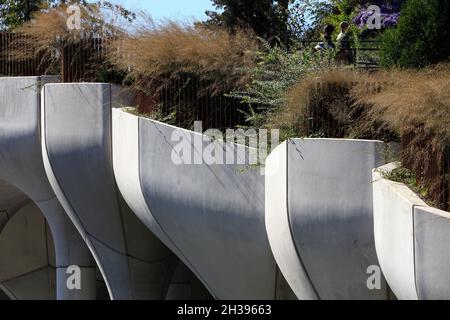 'Tulipani' le strutture a forma di vaso di Little Island al molo 55.Manhattan.New York City.USA Foto Stock