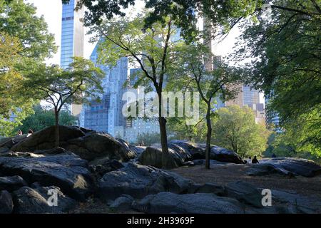 Skyline di Central Park South con la super-alta Central Park Tower, 220 Central Park South e altri grattacieli dietro gli alberi sullo sfondo.New York City.USA Foto Stock