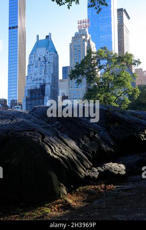 Skyline di Central Park South con la super-alta Central Park Tower, 220 Central Park South e altri grattacieli dietro gli alberi sullo sfondo.New York City.USA Foto Stock