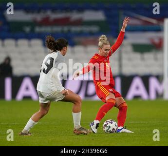 Cardiff, Galles, 26, ottobre 2021,Signy Barna (Estonia) (L) Rhiannon Roberts (Galles) (R) in azione, durante il Galles contro Estonia, 2023 FIFA Women's World Cup Qualifier, Credit:, Graham Glendinning,/ Alamy Live News Foto Stock