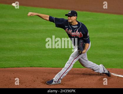 Houston, Stati Uniti. 26 ottobre 2021. Atlanta Braves lanciano il lanciatore Charlie Morton nel primo inning di gioco uno contro gli Houston Astros nella MLB World Series al Minute Maid Park di Houston, Texas martedì 26 ottobre 2021. Foto di Maria Lysaker/UPI Credit: UPI/Alamy Live News Foto Stock