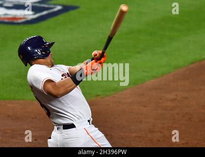 Houston, Stati Uniti. 26 ottobre 2021. Il fielder di sinistra di Houston Astros Michael Brantley colpisce un singolo nel primo inning del gioco uno contro gli Atlanta Braves nella serie mondiale di MLB al Minute Maid Park di Houston, Texas martedì 26 ottobre 2021. Foto di Maria Lysaker/UPI Credit: UPI/Alamy Live News Foto Stock