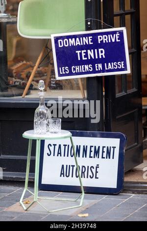 Insegne in francese all'esterno di un negozio a Shoreditch, Londra orientale Foto Stock