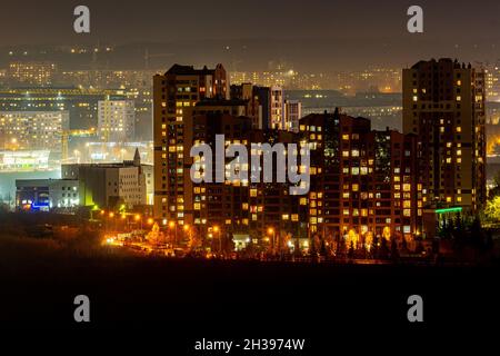 SAN PIETROBURGO, RUSSIA - 20 ottobre 2021: Città di Kemerovo di notte in ottobre Foto Stock