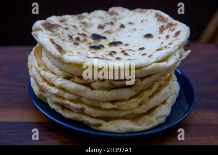 Impilare il pane piatto Pita su un piatto Foto Stock