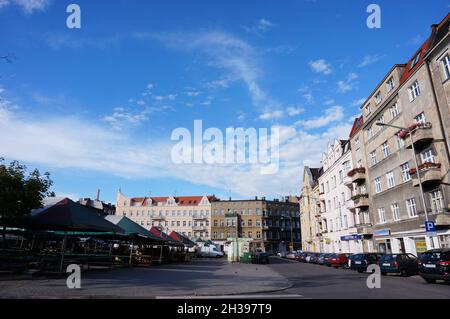 POZNAN, POLONIA - Ott 12, 2016: Una vista su una strada e splendidi edifici vicino ad essa nella piazza Lazarski a Poznan, Polonia Foto Stock