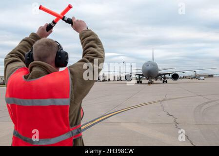 Airman First Class Zachary Black, capo equipaggio, 22nd Aircraft Maintenance Squadron, guida un KC-46A Pegasus per la partenza alla McConnell Air Force base, Kansas, il 26 ottobre 2021. I capi dell'equipaggio marshallano gli aerei fuori dai loro parcheggi designati e effettuano ispezioni pre-volo, assicurando la missione e la disponibilità operativa degli aeromobili per vari tipi di missione, tra cui un lancio e una risposta allerta. (STATI UNITI Air Force foto di SSgt Adam Goodly) Foto Stock