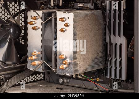 strato di ostruzione della polvere sul refrigeratore della cpu del tipo tower in un contenitore pc aperto Foto Stock