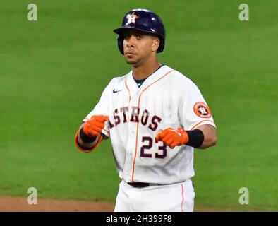 Houston, Stati Uniti. 26 ottobre 2021. Houston Astros ha lasciato il fielder Michael Brantley si alza sul secondo dopo aver colpito un doppio nel terzo inning di gioco uno contro gli Atlanta Braves nella MLB World Series al Minute Maid Park di Houston, Texas martedì 26 ottobre 2021. Foto di Maria Lysaker/UPI Credit: UPI/Alamy Live News Foto Stock