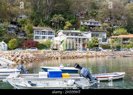 Careel Bay località all'interno di Avalon Beach Sydney, gommoni e piccole barche nella baia accanto a grandi case indipendenti, NSW, Australia Foto Stock