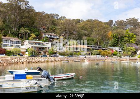 Careel Bay località all'interno di Avalon Beach Sydney, gommoni e piccole barche nella baia accanto a grandi case indipendenti, NSW, Australia Foto Stock