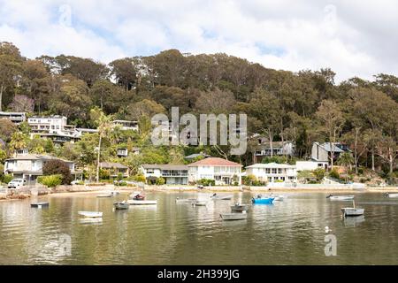 Careel Bay località all'interno di Avalon Beach Sydney, gommoni e piccole barche nella baia accanto a grandi case indipendenti, NSW, Australia Foto Stock