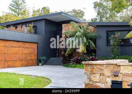 L'architetto moderno ha progettato la casa di Sydney ad Avalon Beach, con giardini tropicali, Sydney, Australia Foto Stock