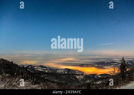 Vista da Kandel sulla Valle del Reno ai Monti Vosgi, foto notturne, Feldberg, Foresta Nera, Baden-Wuerttemberg, Germania Foto Stock