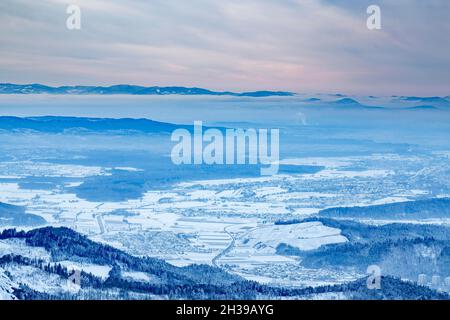 Vista da Kandel sulla Valle del Reno ai Monti Vosgi, in inverno, Feldberg, Foresta Nera, Baden-Wuerttemberg, Germania Foto Stock