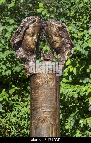 Sculture di Joseph Michael Neustifter, Monumento all'Amore, Duca Albrecht III e Agnes Bernauer di fronte al Palazzo di Blutenburg, Obermenzing, Monaco Foto Stock